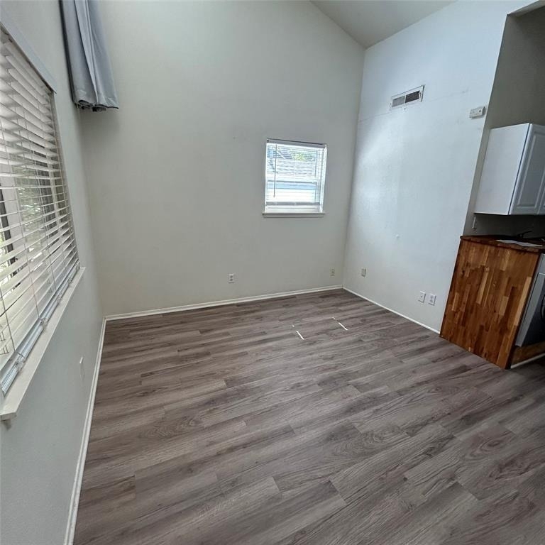 1106 W 22nd 1/2 St - Photo 2
