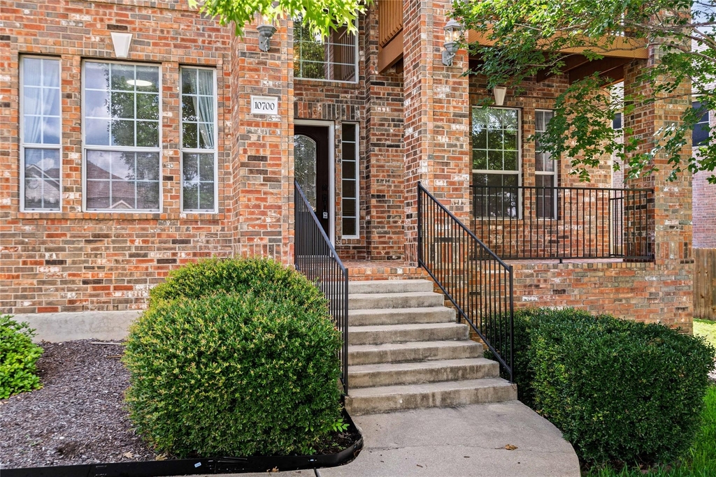 10700 Pointe View Dr - Photo 3