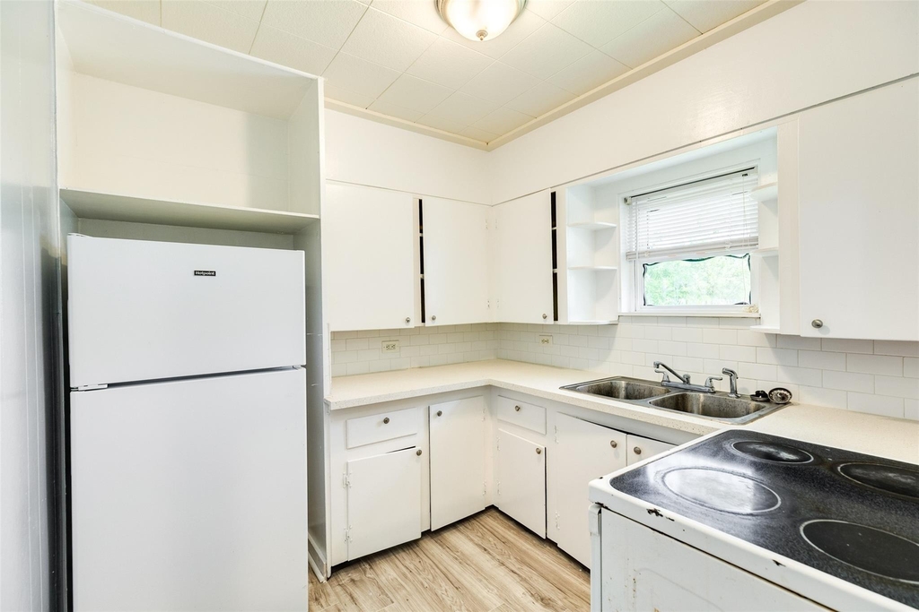 302 W 8th Street - Photo 8