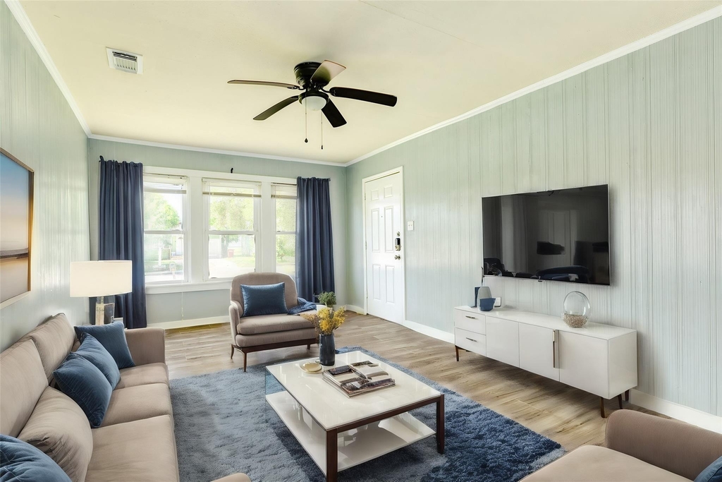 302 W 8th Street - Photo 1
