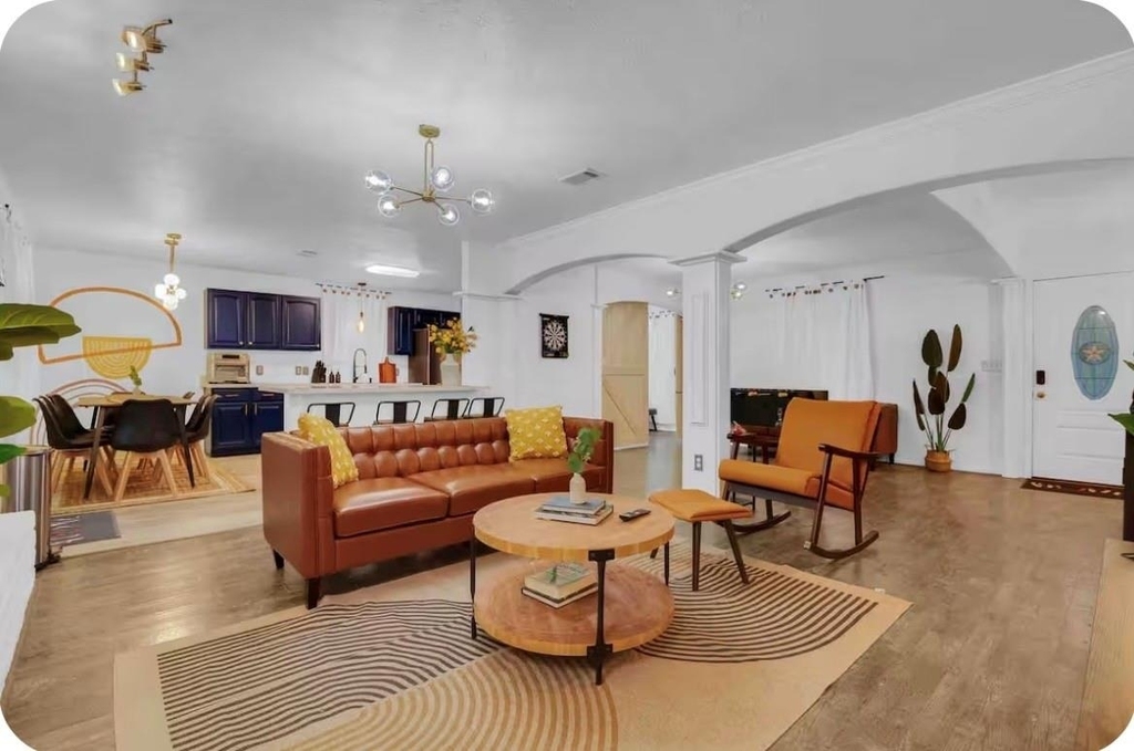 1124 E 13th Street - Photo 5