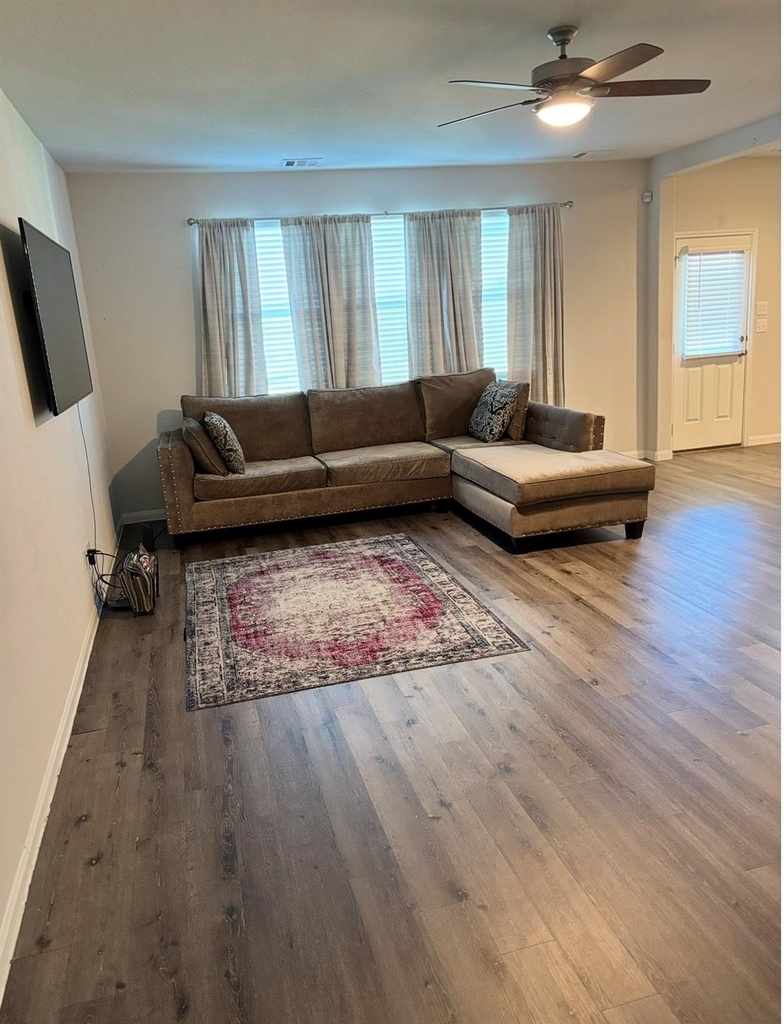 17607 Desmond Street - Photo 2