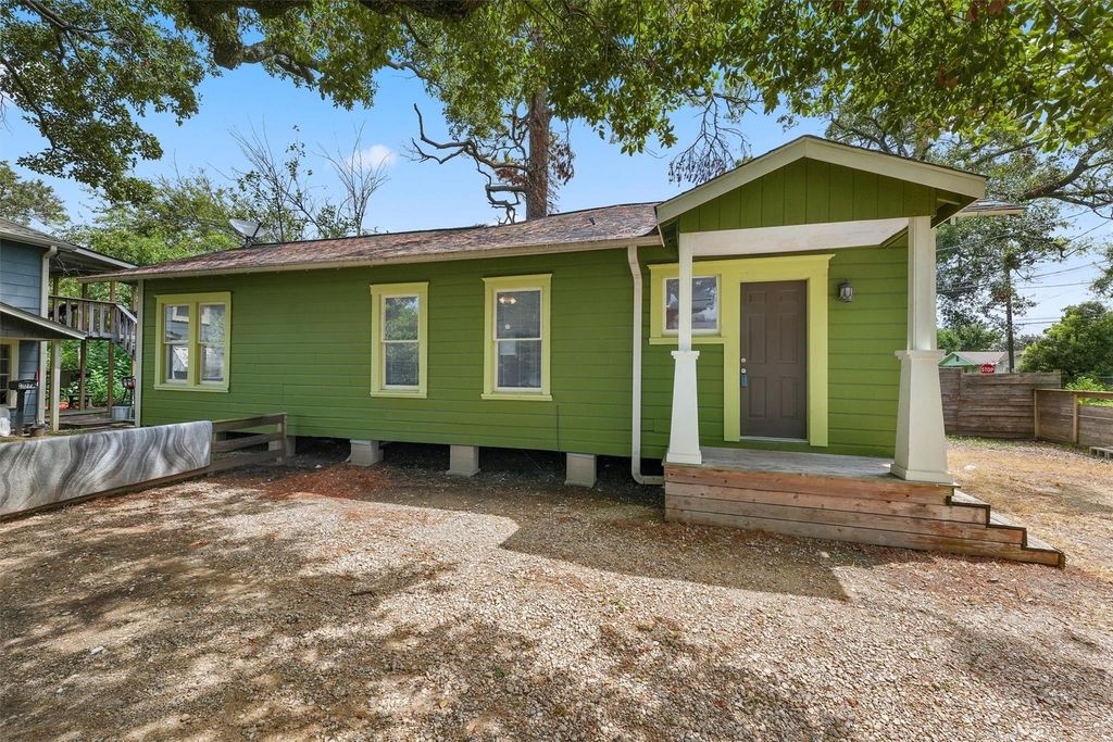 1107 Melbourne Street - Photo 0
