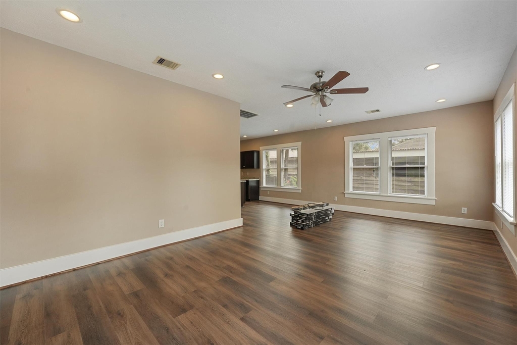 1107 Melbourne Street - Photo 3