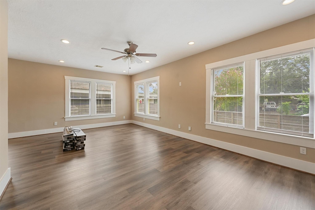 1107 Melbourne Street - Photo 2