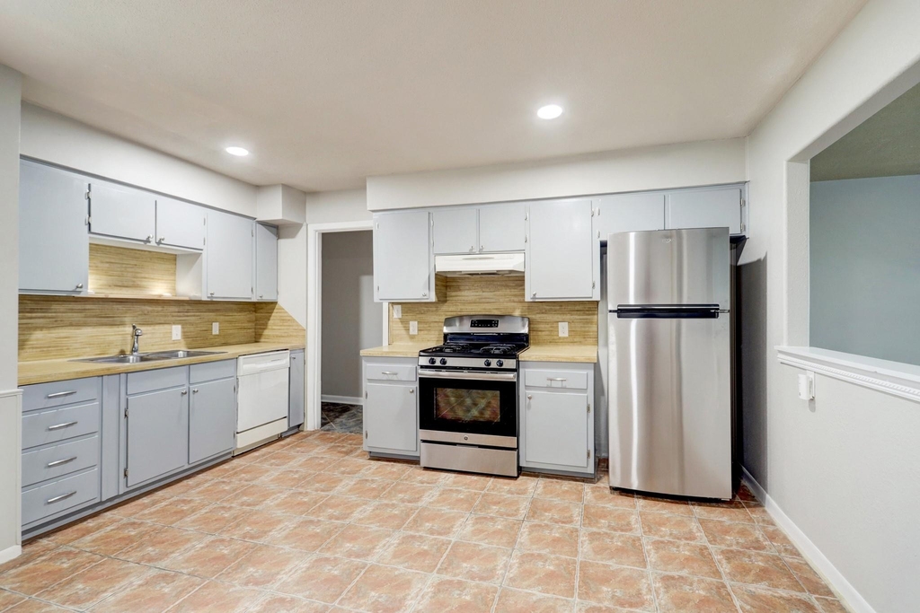 2100 Ontario Street - Photo 3
