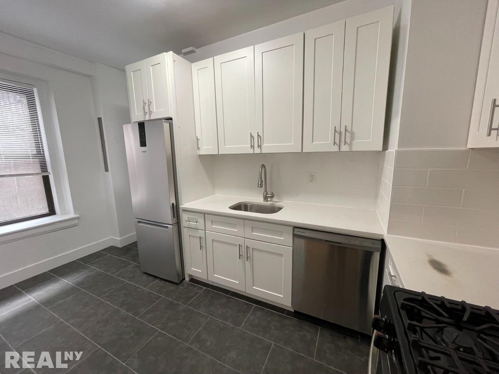 178 E 70th St - Photo 2
