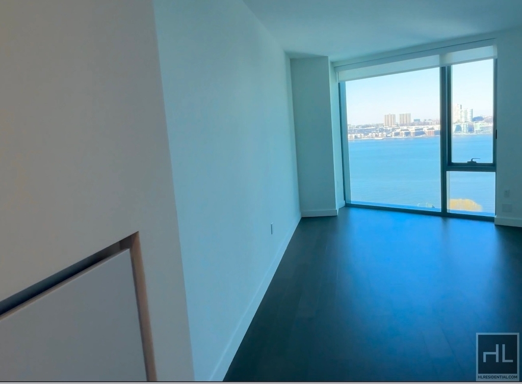 Riverside Boulevard - Photo 4