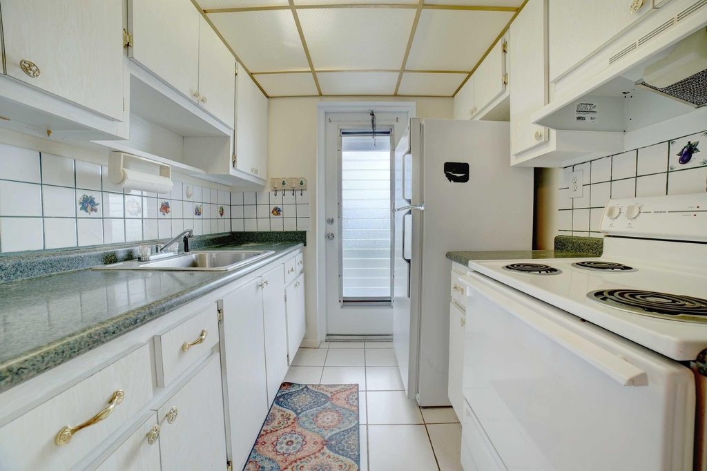 1117 Lake Terrace - Photo 4