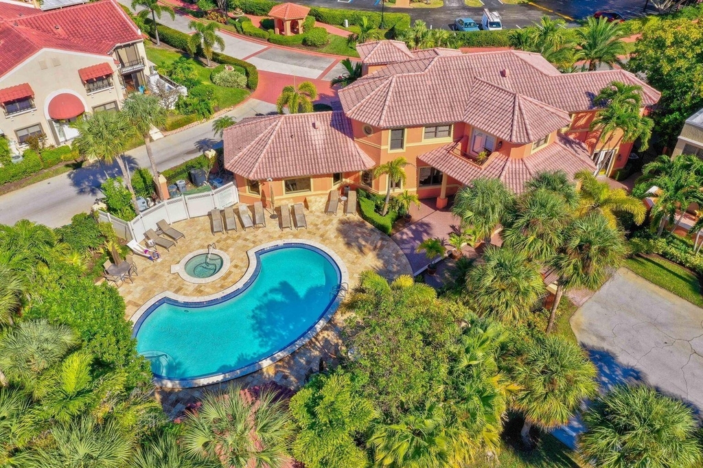 800 Uno Lago Drive - Photo 0