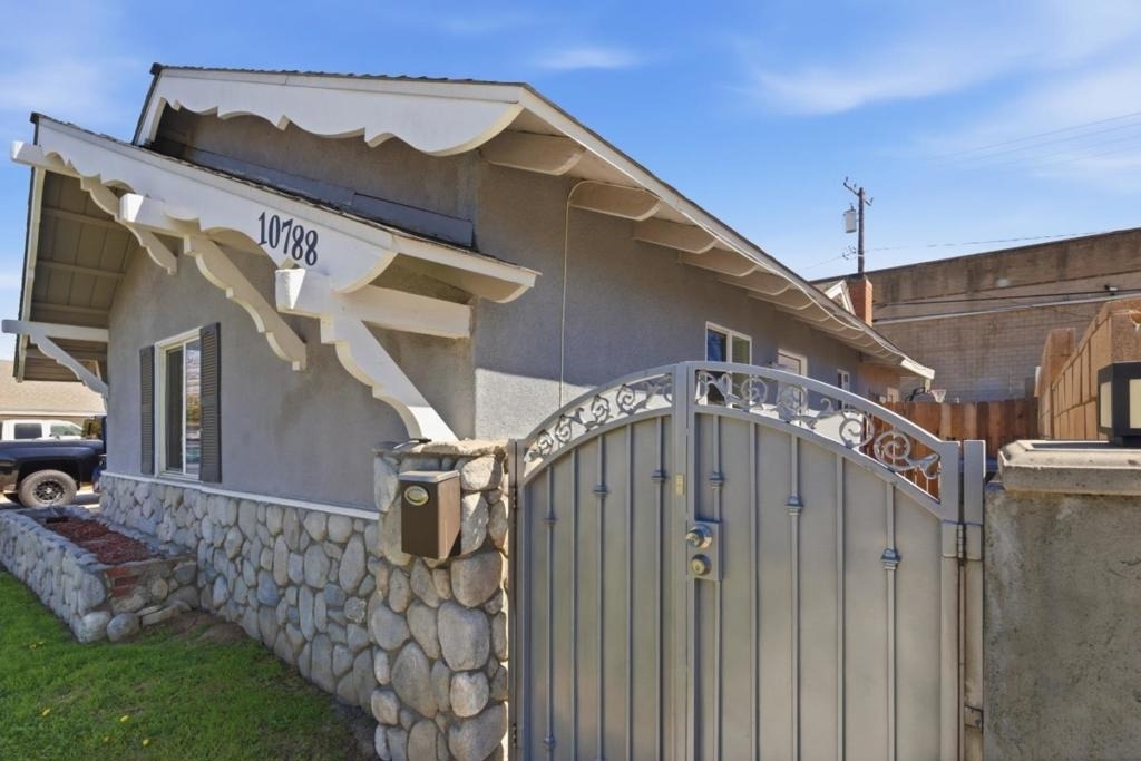 10788 Mercer Avenue - Photo 1