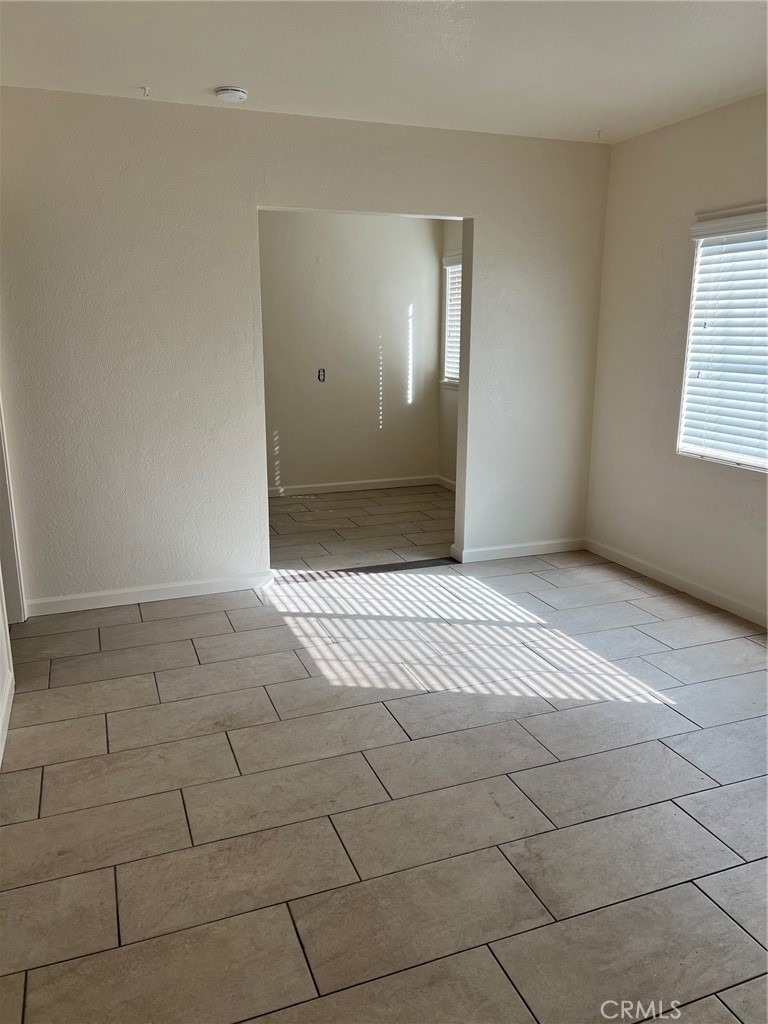 635 W 17th - Photo 2