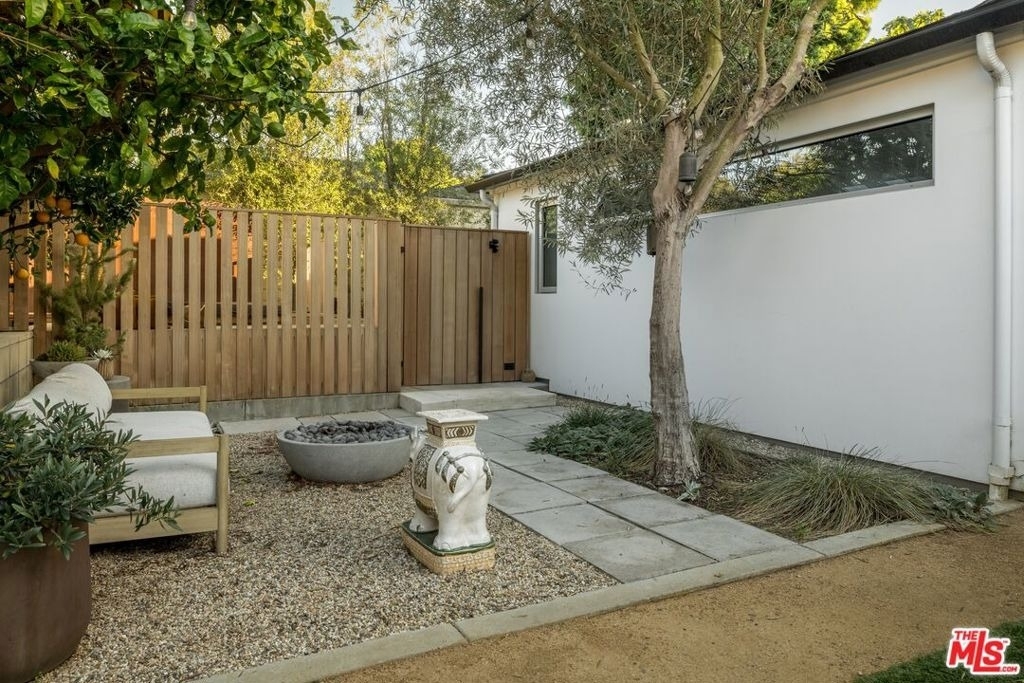 1060 Nowita Place - Photo 10