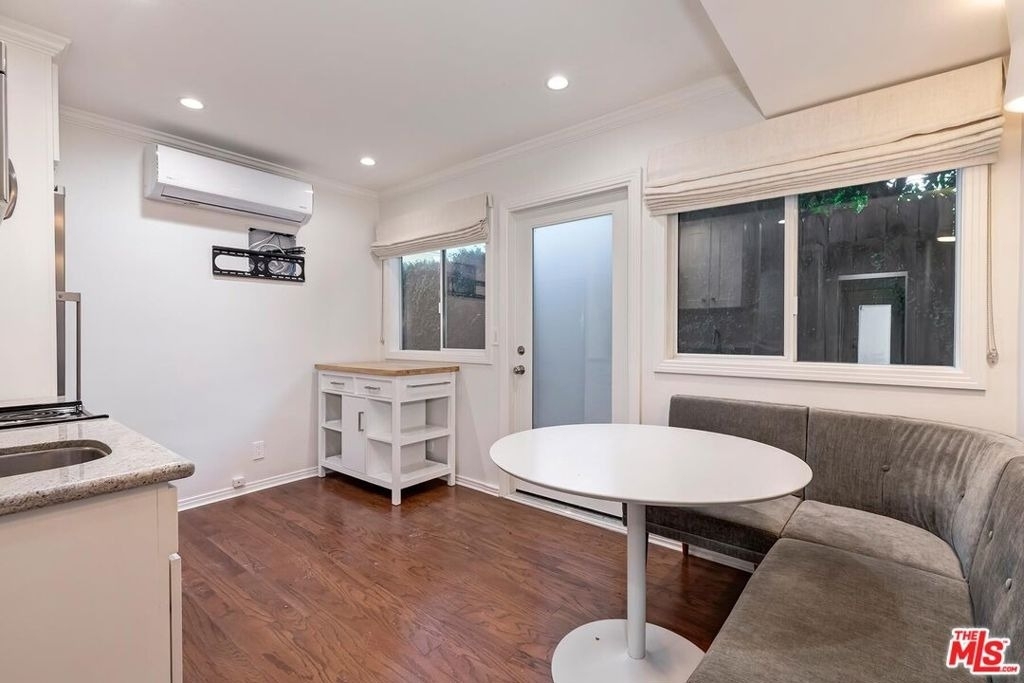 609 N Doheny Drive - Photo 2