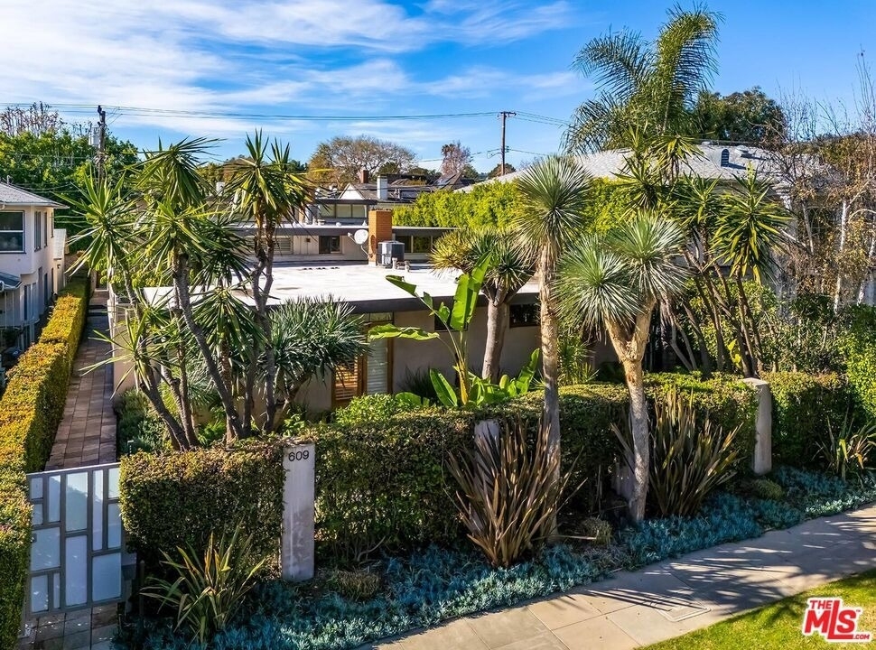 609 N Doheny Drive - Photo 0