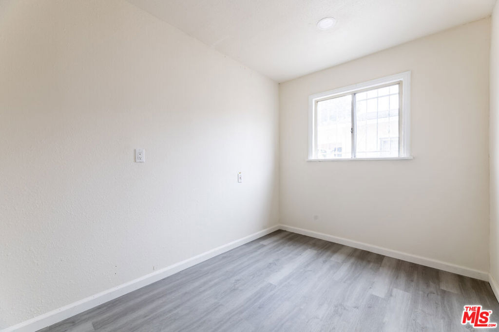 138 W 82nd Street - Photo 10