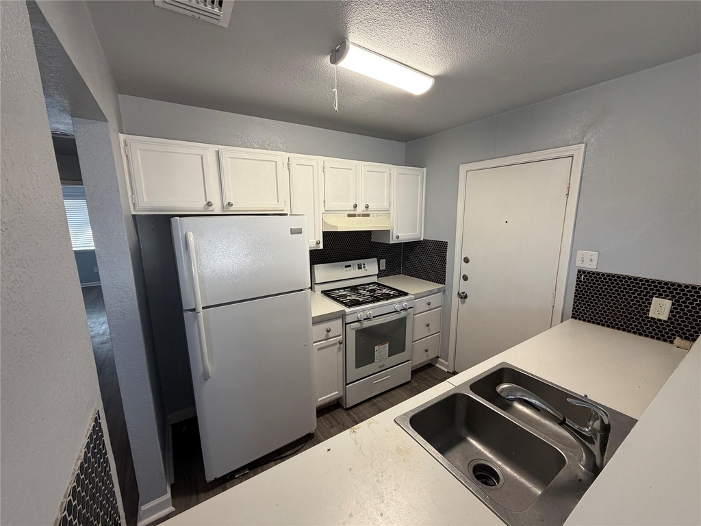 1431 Hyridge Cir - Photo 3