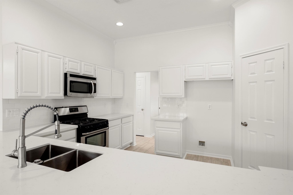 16014 Lakestone Drive - Photo 6