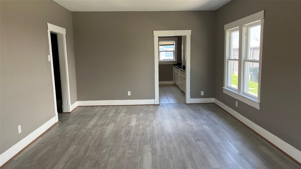 720 E 12th Street - Photo 2