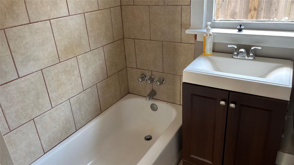 720 E 12th Street - Photo 6