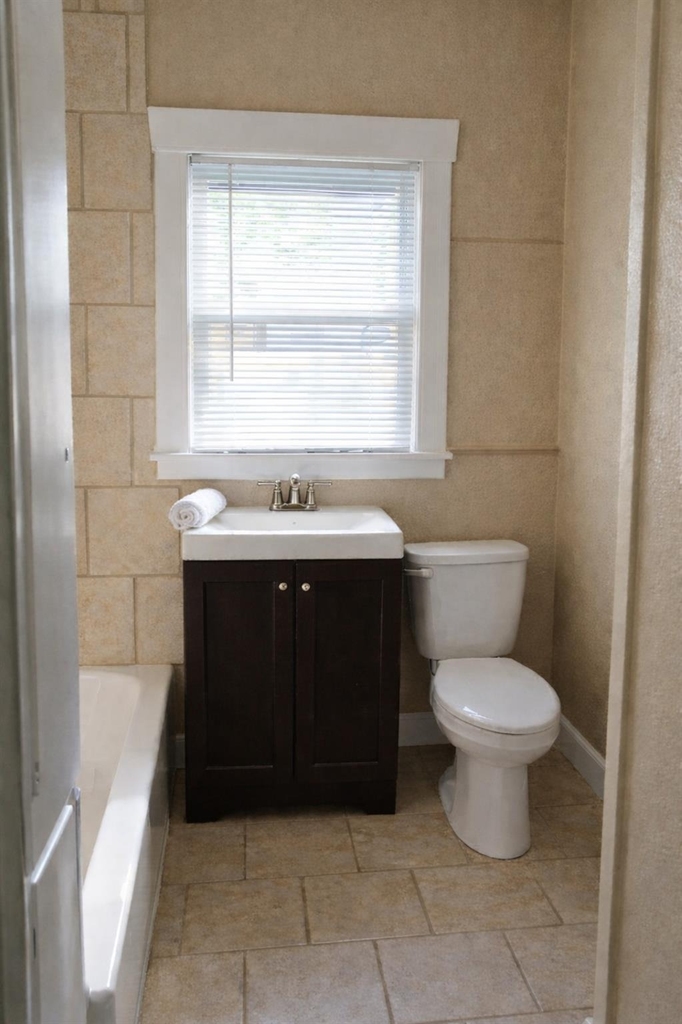 720 E 12th Street - Photo 5