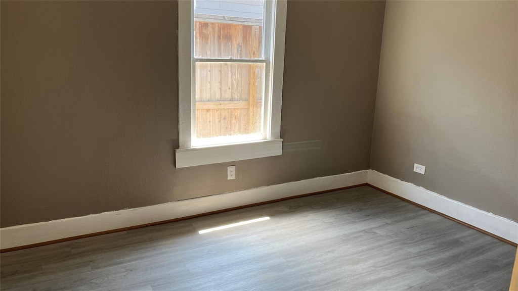 720 E 12th Street - Photo 8
