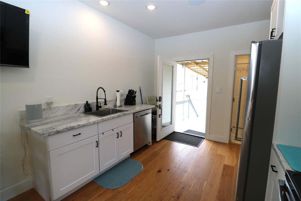 5506 Avenue Q 1/2 - Photo 9