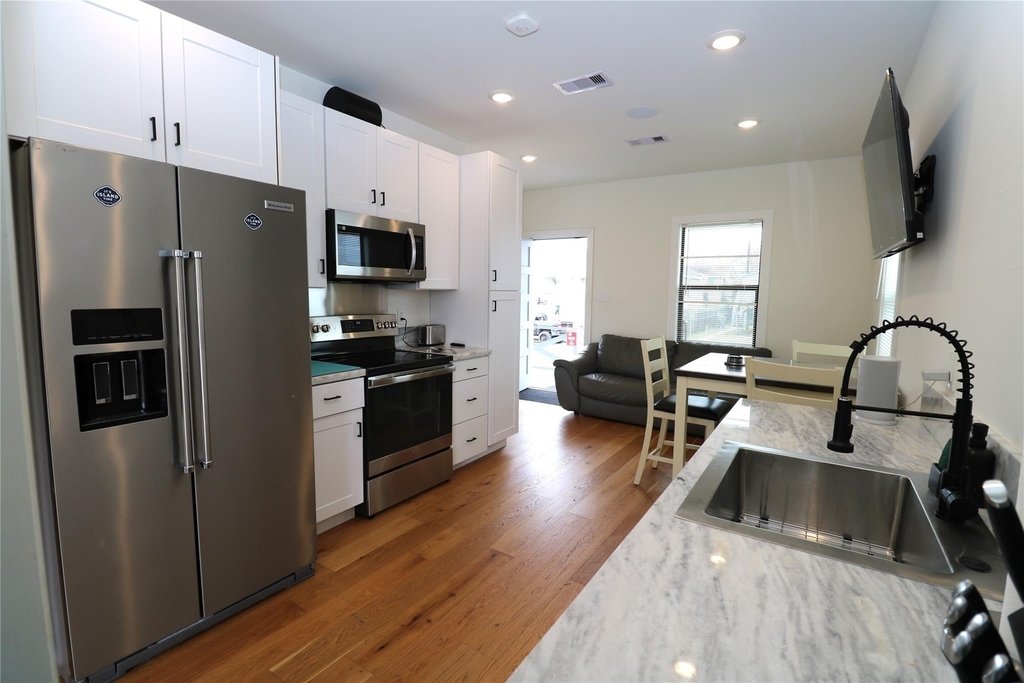 5506 Avenue Q 1/2 - Photo 1