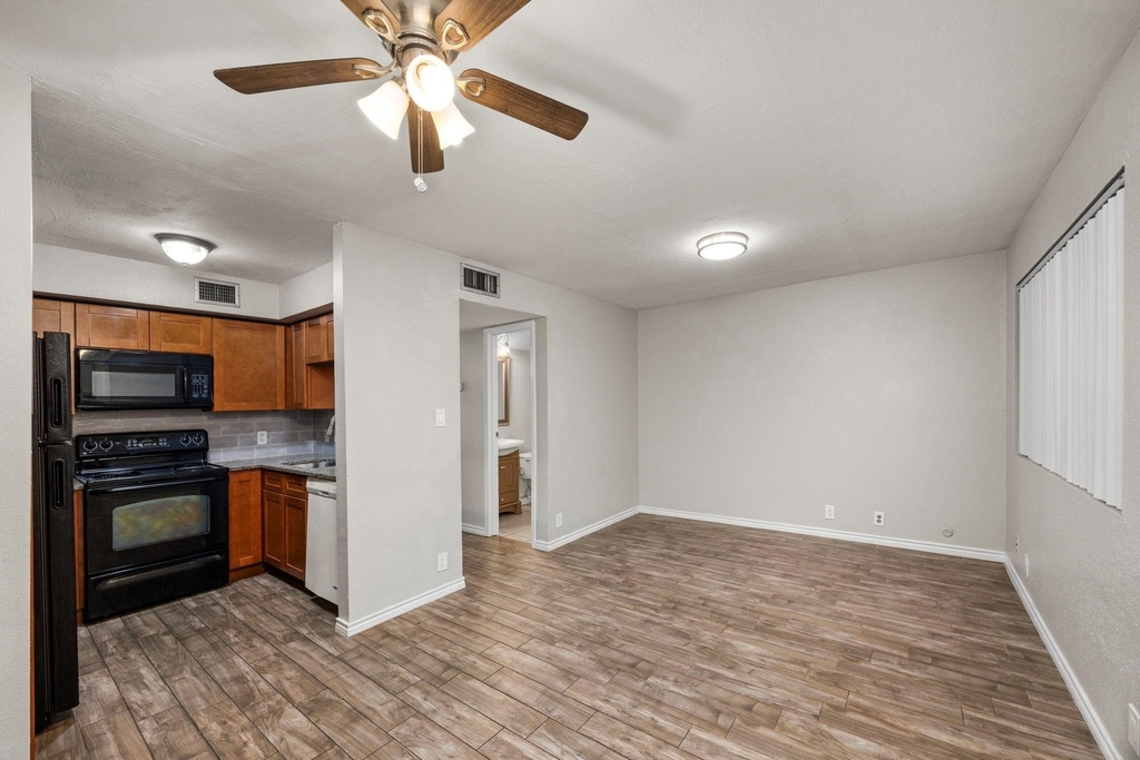 11002 Hammerly Boulevard - Photo 7