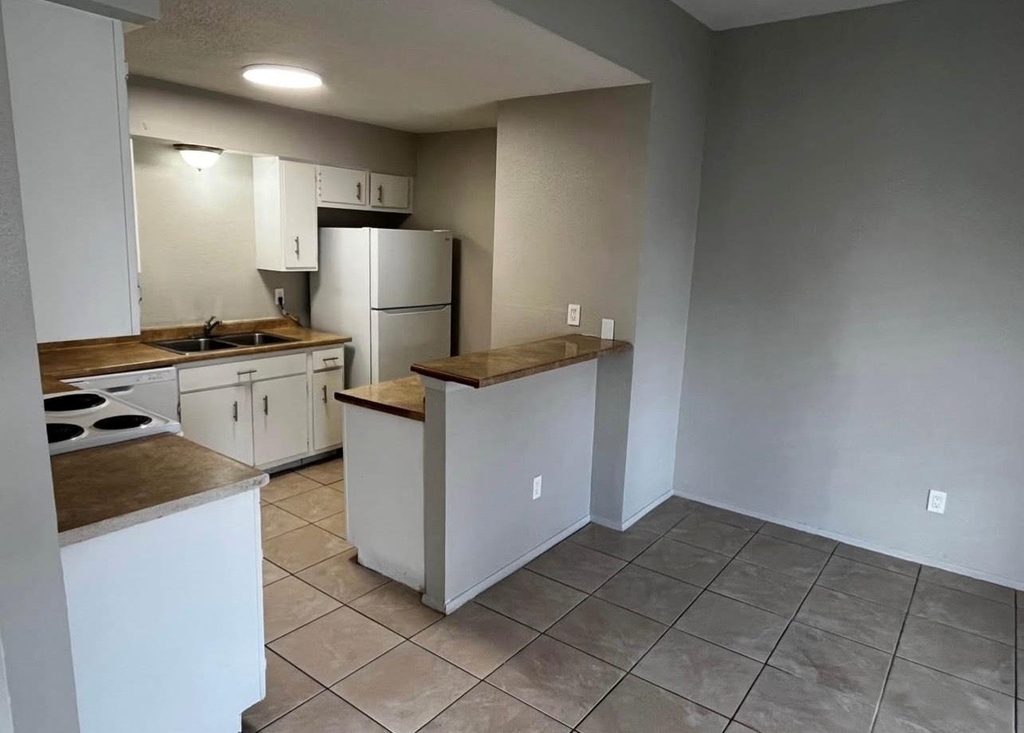 12118 W Bellfort Avenue - Photo 4