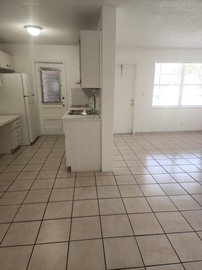 1007 N 19th Avenue - Photo 3