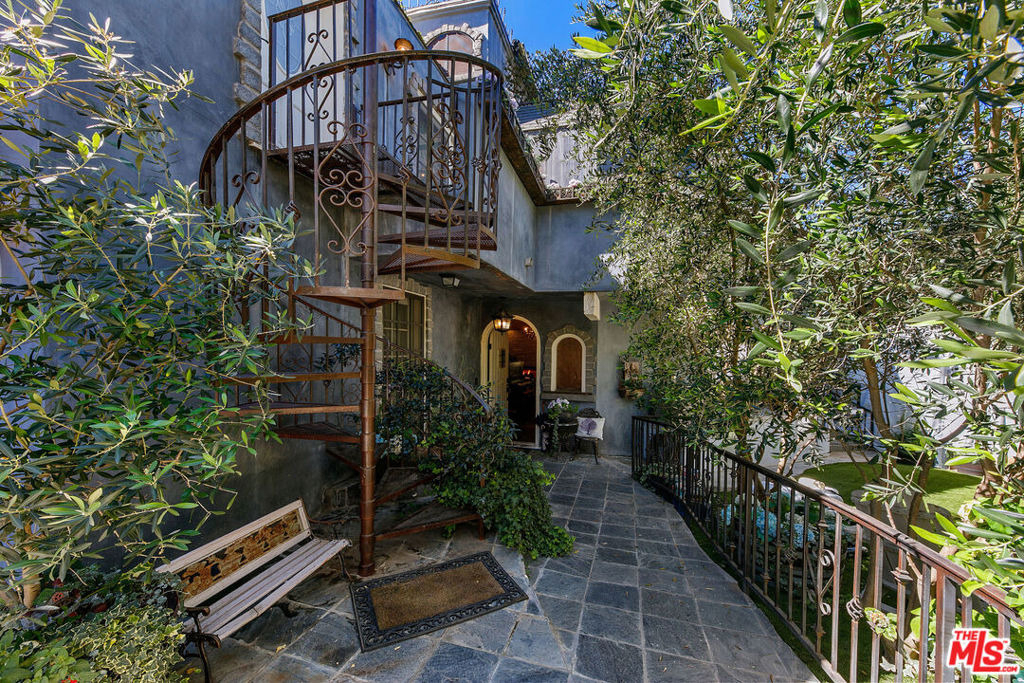 2851 Seabreeze Drive - Photo 3