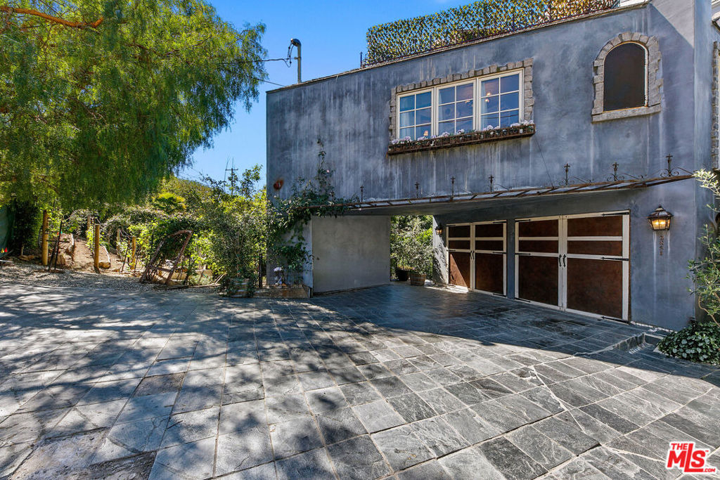 2851 Seabreeze Drive - Photo 1