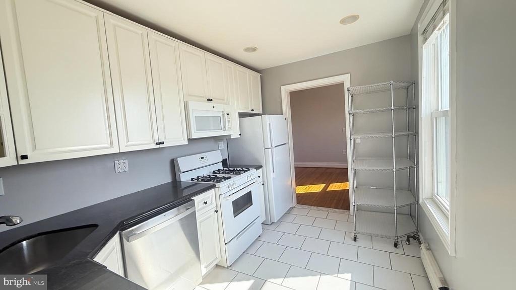 1320 G Street Ne - Photo 2