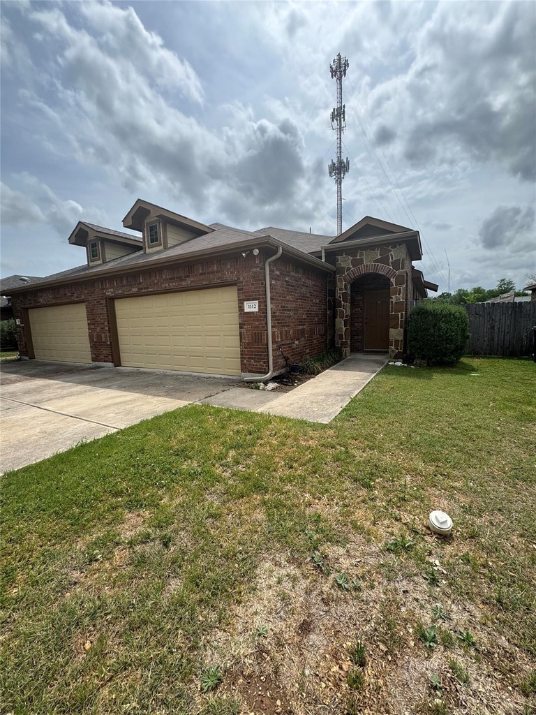1112 Brendon Lee Ln - Photo 0