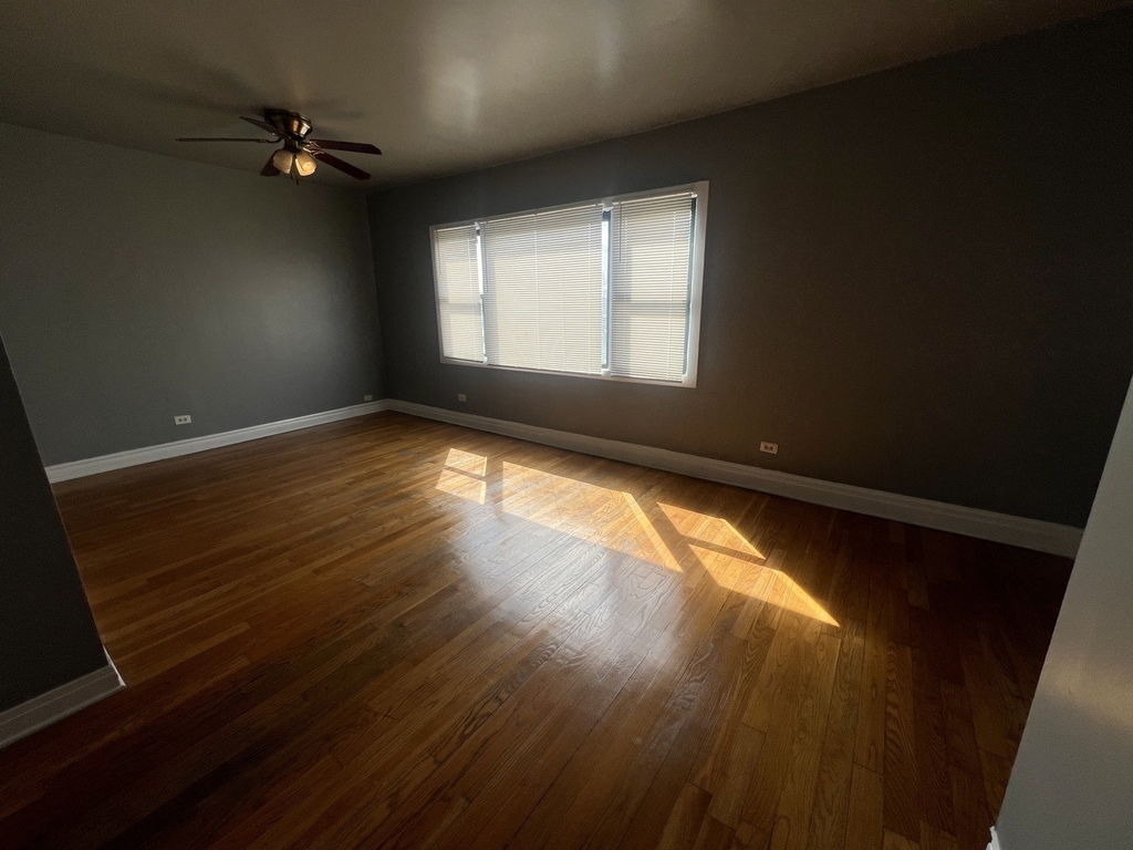 734 E 95th Street - Photo 1