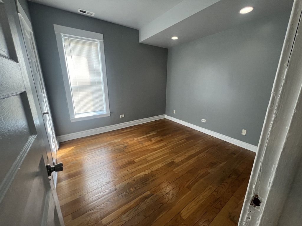 734 E 95th Street - Photo 2