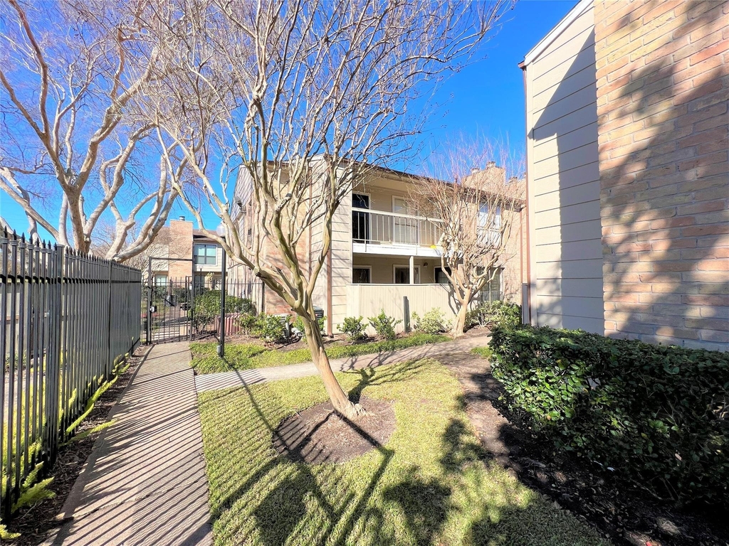 2120 Wilcrest Drive - Photo 32