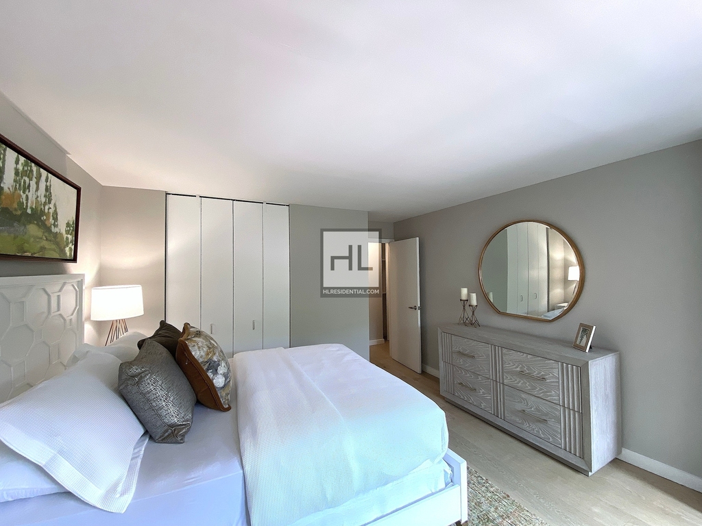 Second Avenue - Photo 2