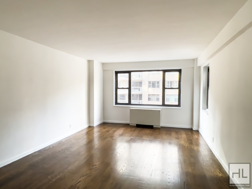 East 56 Street - Photo 1