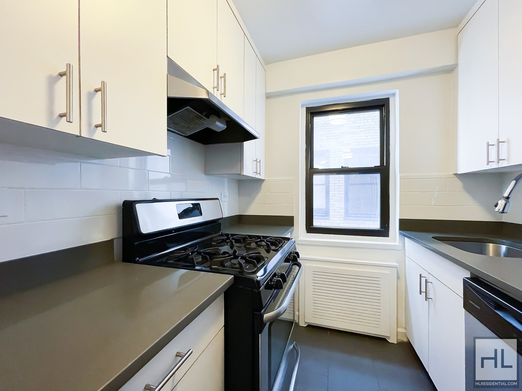 East 56 Street - Photo 4