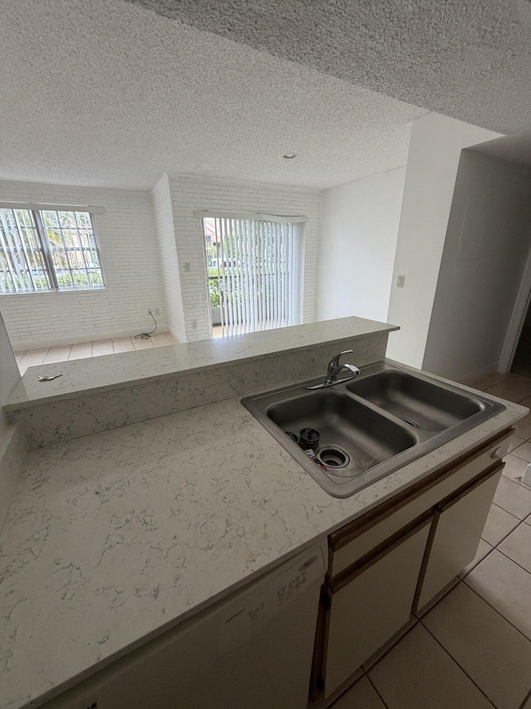 1285 Sw 46th Avenue - Photo 4
