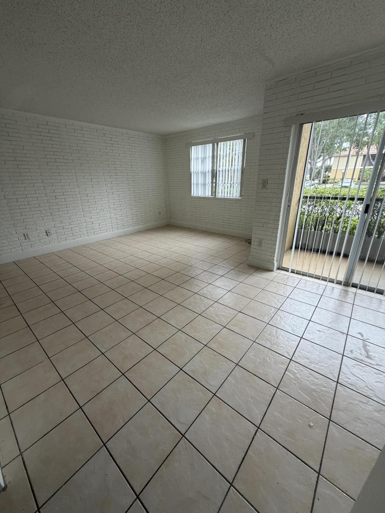 1285 Sw 46th Avenue - Photo 6
