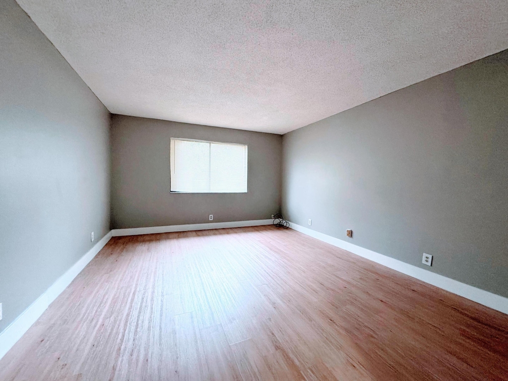 193 Lakeview Drive - Photo 2