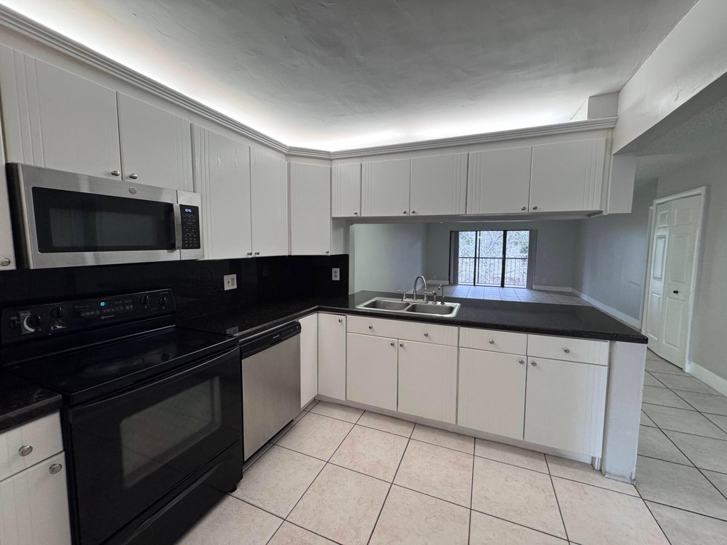 193 Lakeview Drive - Photo 4