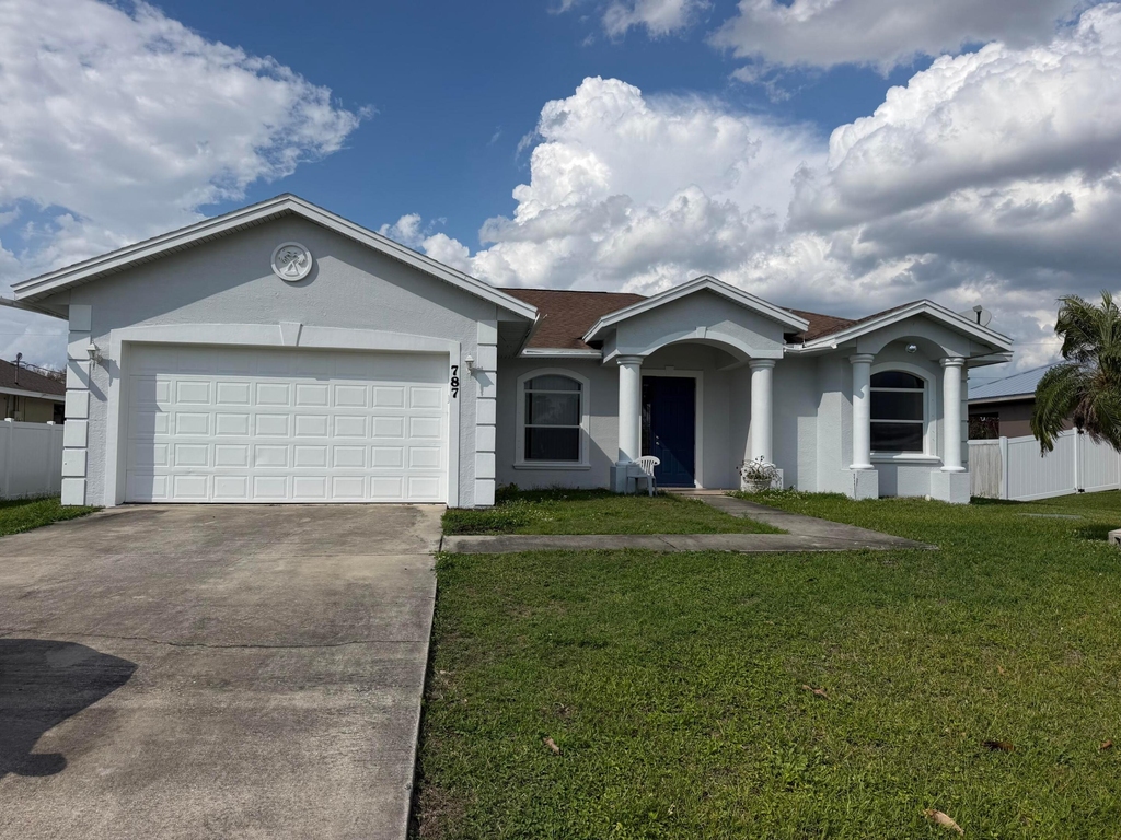 787 Se Evergreen Terrace - Photo 0