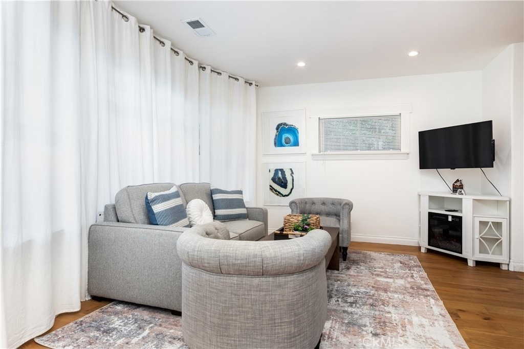 6008 Carlton Way - Photo 3