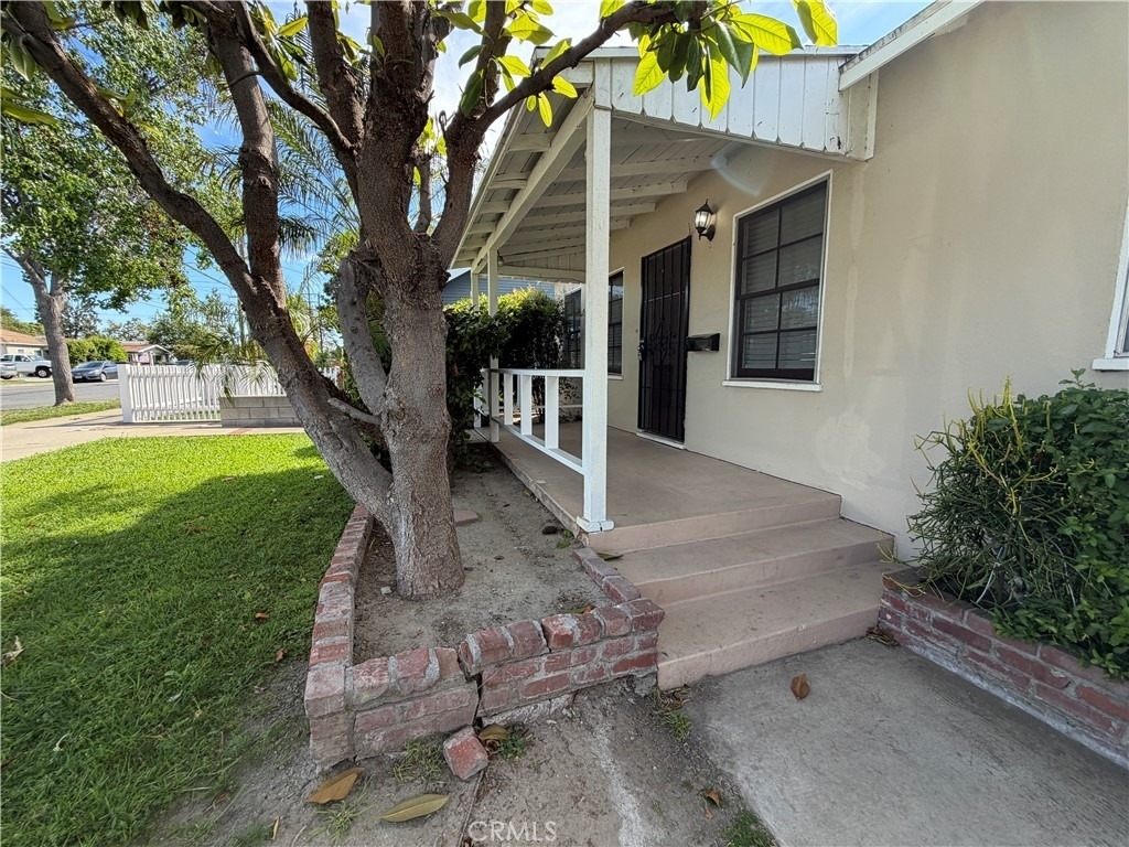 126 S Batavia - Photo 2