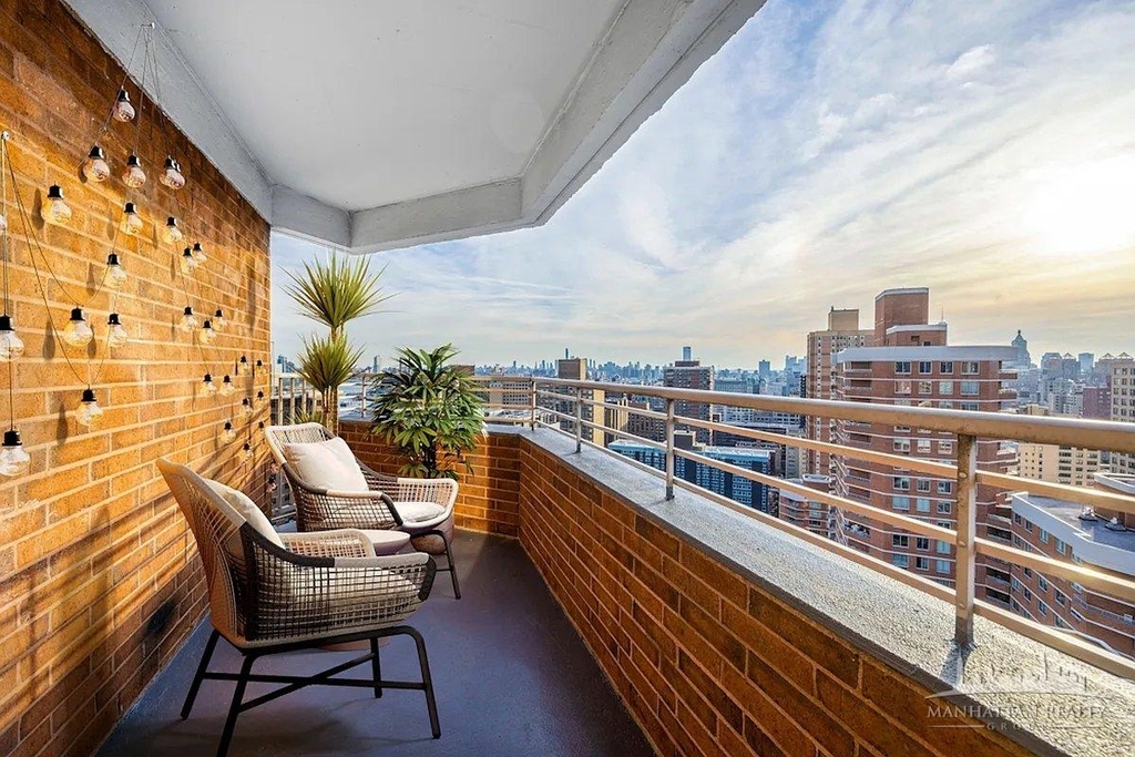 Second Avenue - Photo 2