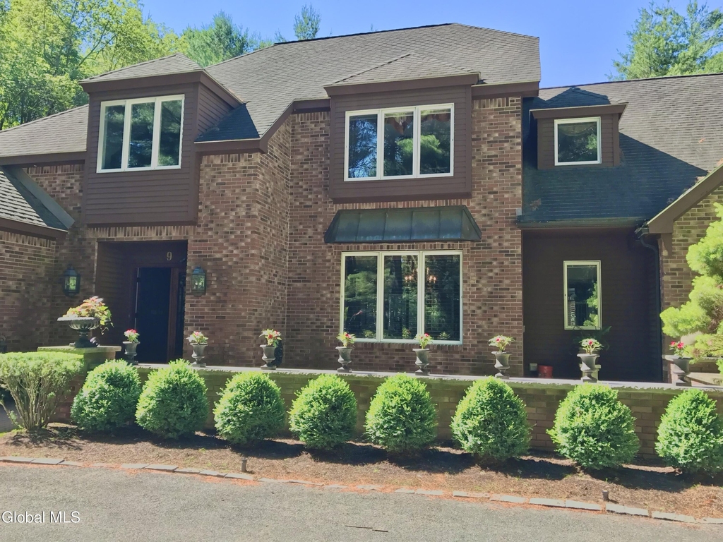 9 Oak Brook Boulevard - Photo 0